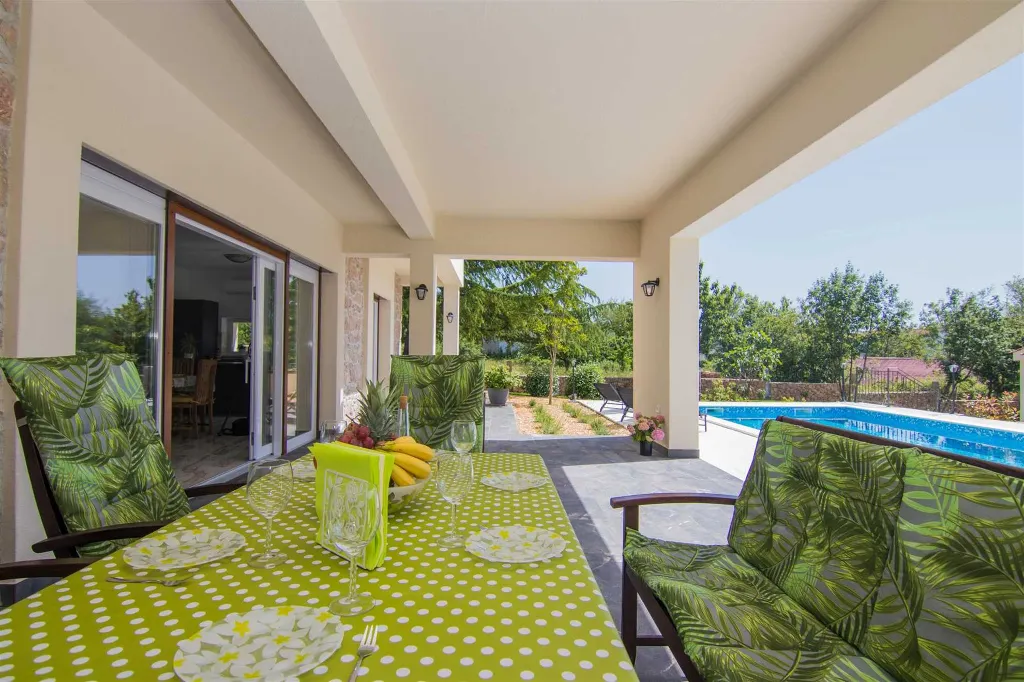 3-Bedroom Villa with Pool & Outdoor Kitchen in Gostinjac