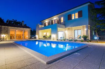 3-Bedroom Villa with Pool & Outdoor Kitchen in Gostinjac