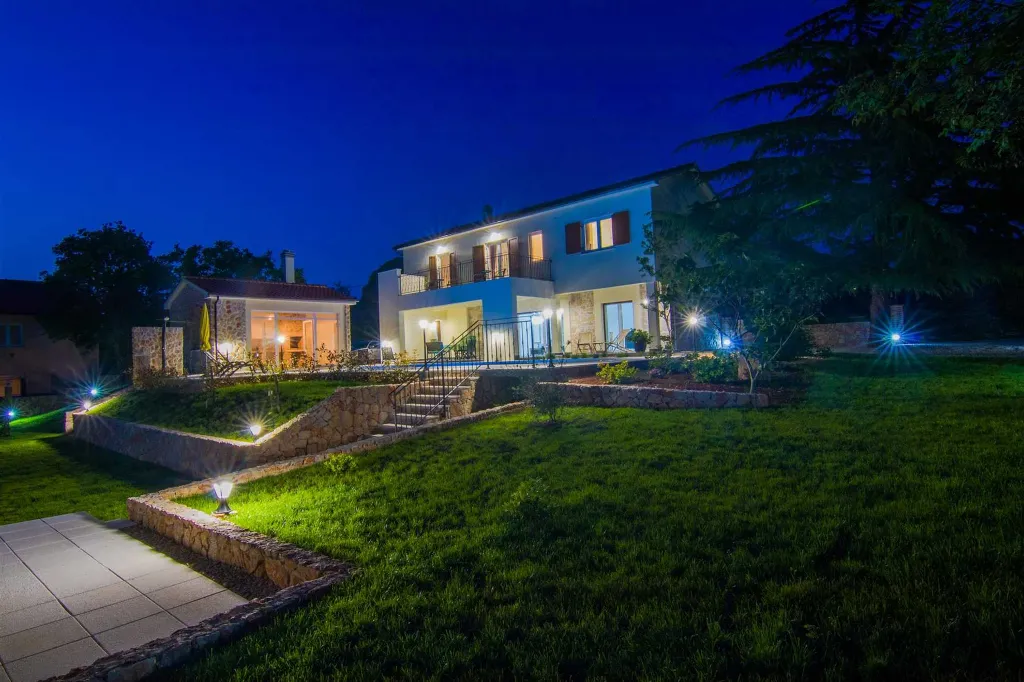 3-Bedroom Villa with Pool & Outdoor Kitchen in Gostinjac