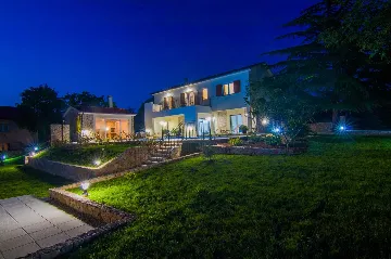 3-Bedroom Villa with Pool & Outdoor Kitchen in Gostinjac