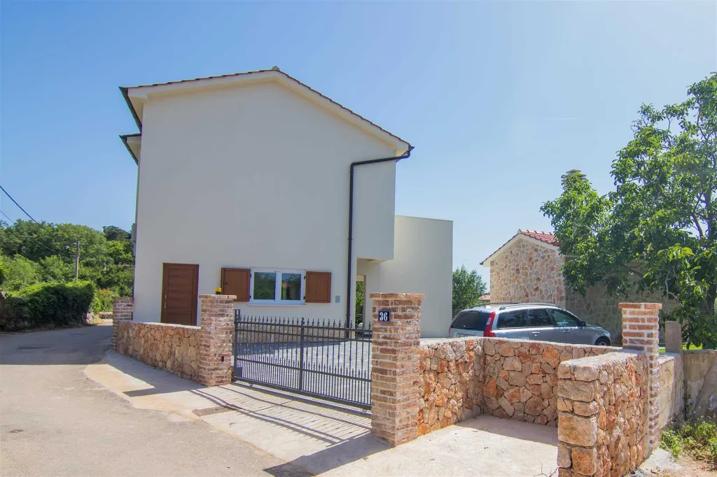 3-Bedroom Villa with Pool & Outdoor Kitchen in Gostinjac