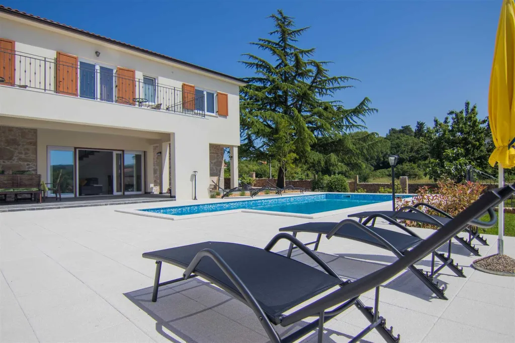 3-Bedroom Villa with Pool & Outdoor Kitchen in Gostinjac