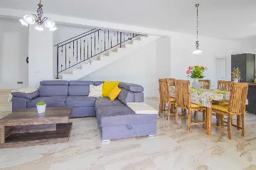 3-Bedroom Villa with Pool & Outdoor Kitchen in Gostinjac