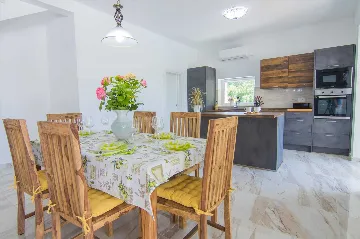 3-Bedroom Villa with Pool & Outdoor Kitchen in Gostinjac