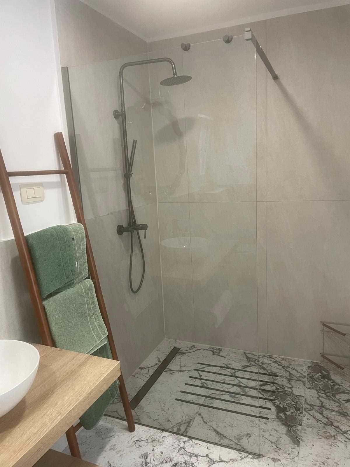 Villa Cedar z velikim bazenom, letno kuhinjo in dodatno hiško