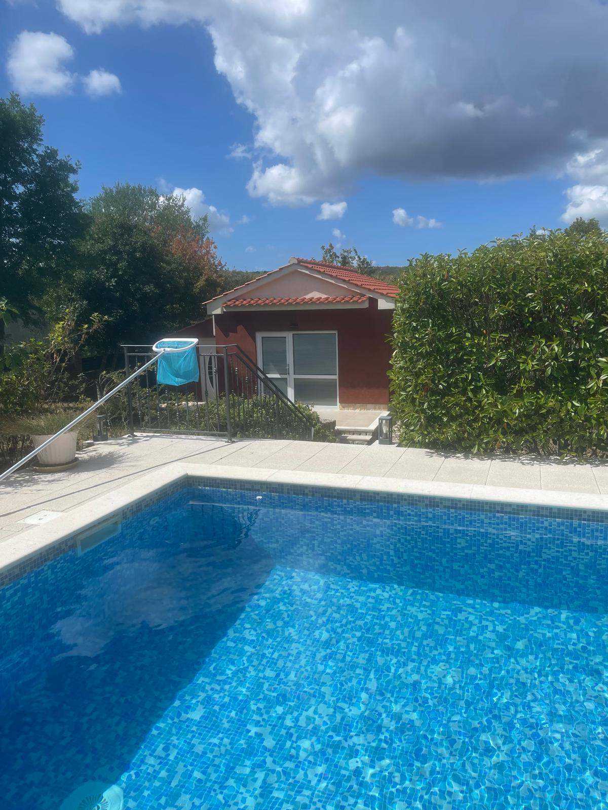 Villa Cedar z velikim bazenom, letno kuhinjo in dodatno hiško