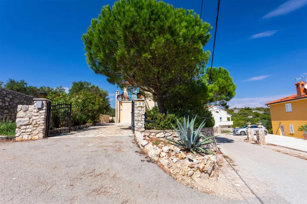 4-Bedroom Villa with Heated Pool in Vrbnik (Krk)