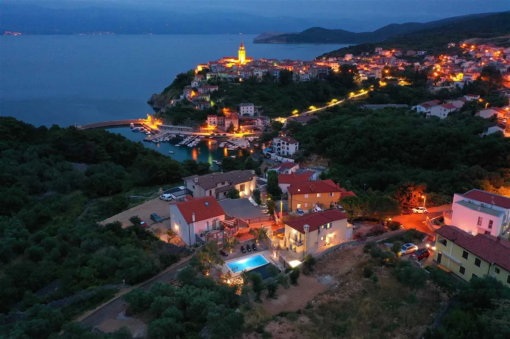 4-Bedroom Villa with Heated Pool in Vrbnik (Krk)