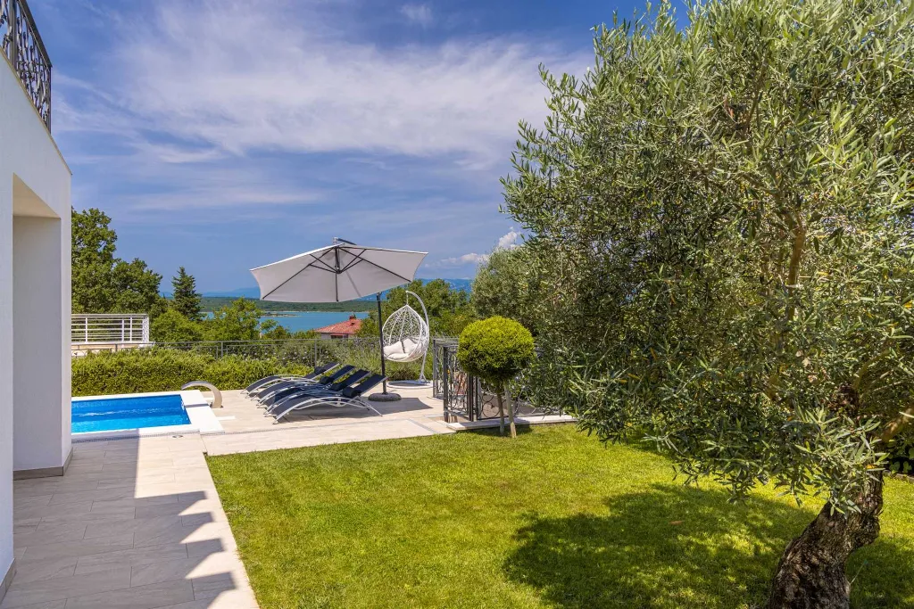 Heated Pool Villa for 8 Guests in Klimno