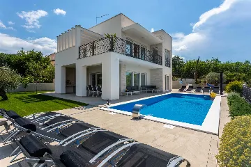 Heated Pool Villa for 8 Guests in Klimno