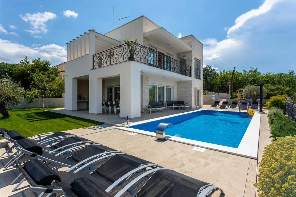 Heated Pool Villa for 8 Guests in Klimno