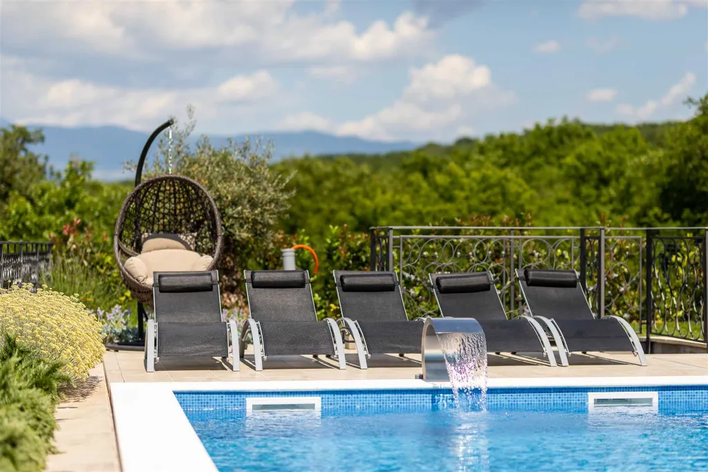 Heated Pool Villa for 8 Guests in Klimno