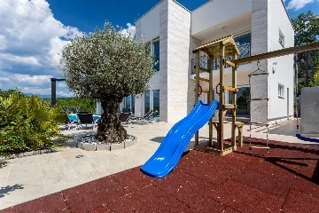 Heated Pool Villa for 8 Guests in Klimno