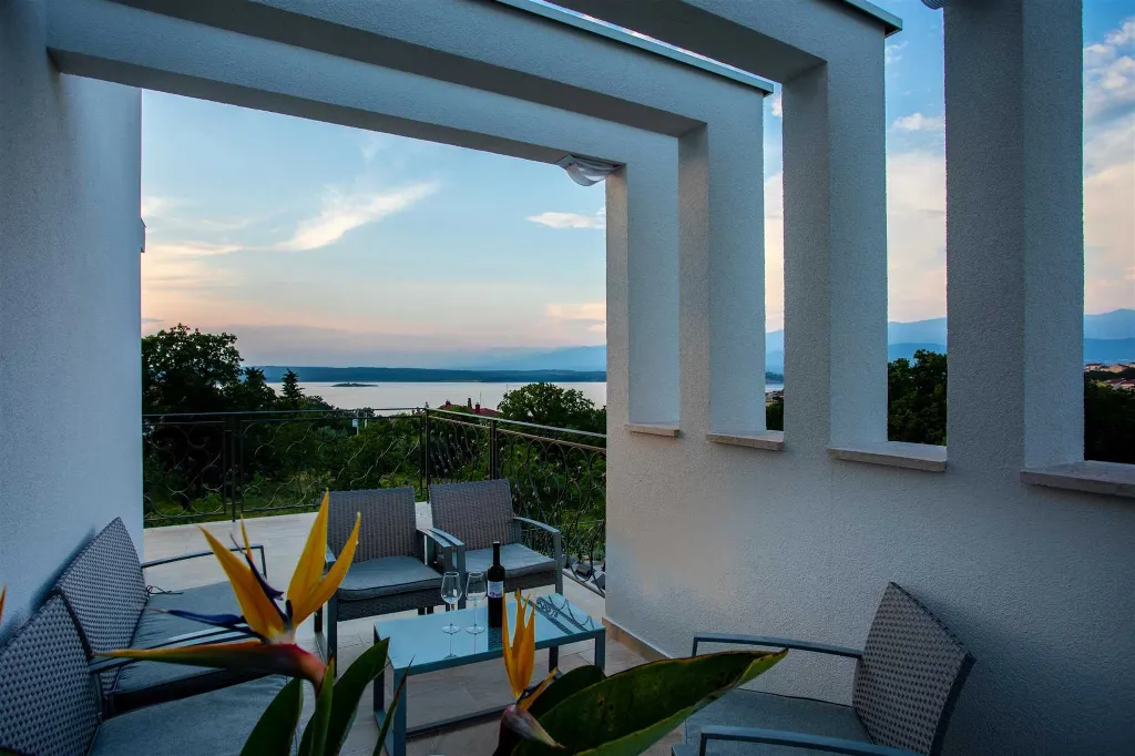 Heated Pool Villa for 8 Guests in Klimno