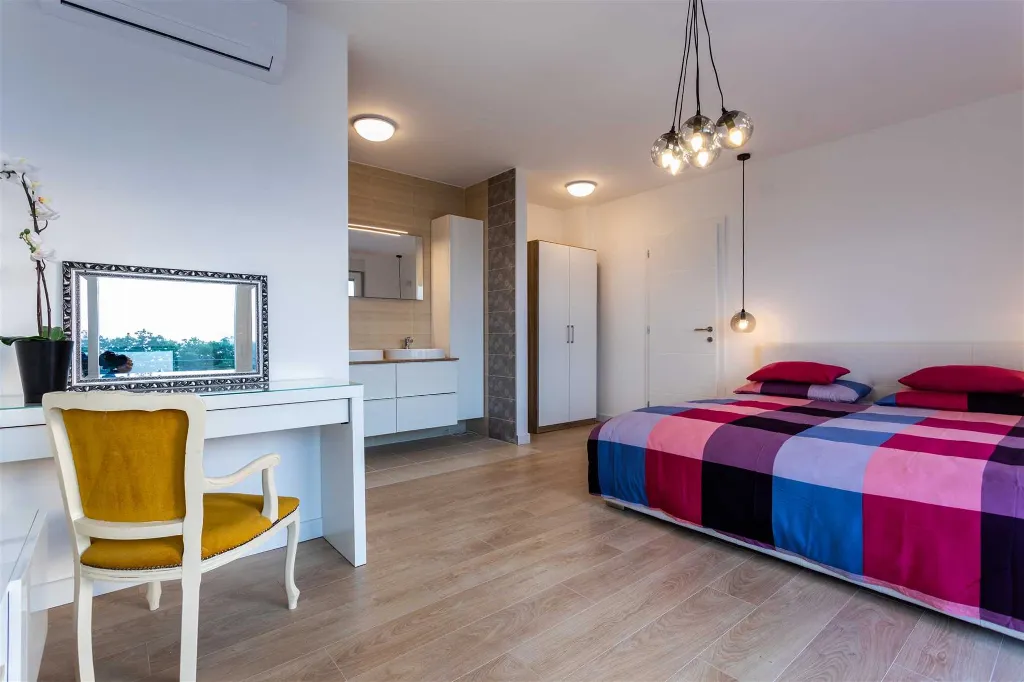 Heated Pool Villa for 8 Guests in Klimno
