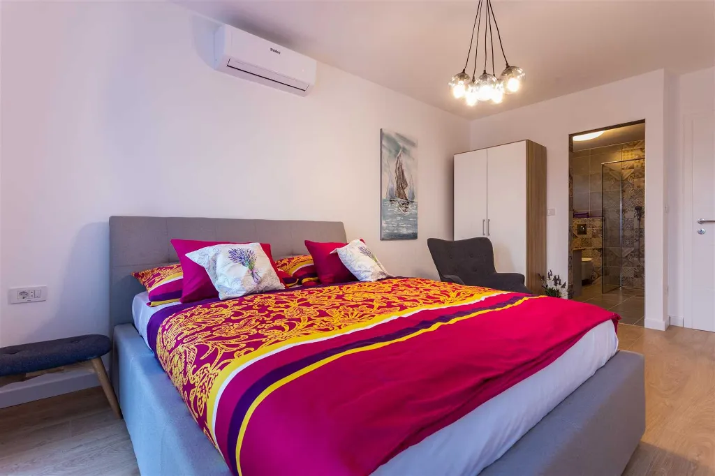 Heated Pool Villa for 8 Guests in Klimno