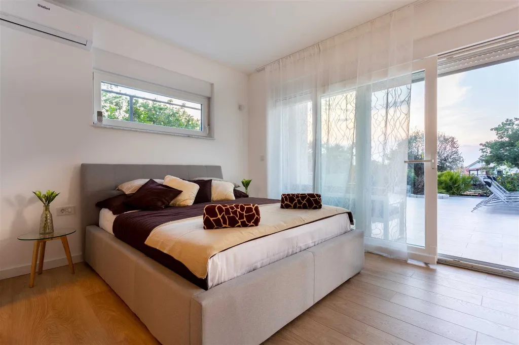 Heated Pool Villa for 8 Guests in Klimno