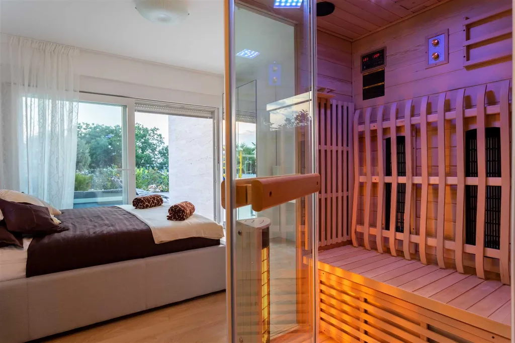 Heated Pool Villa for 8 Guests in Klimno