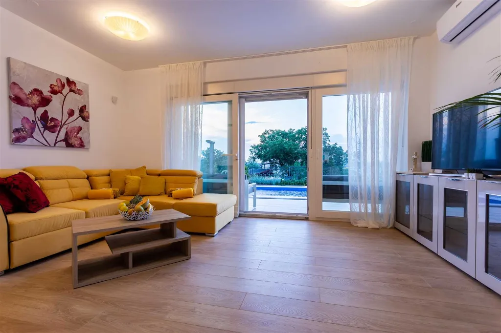 Heated Pool Villa for 8 Guests in Klimno