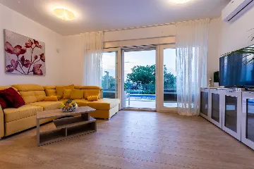 Heated Pool Villa for 8 Guests in Klimno