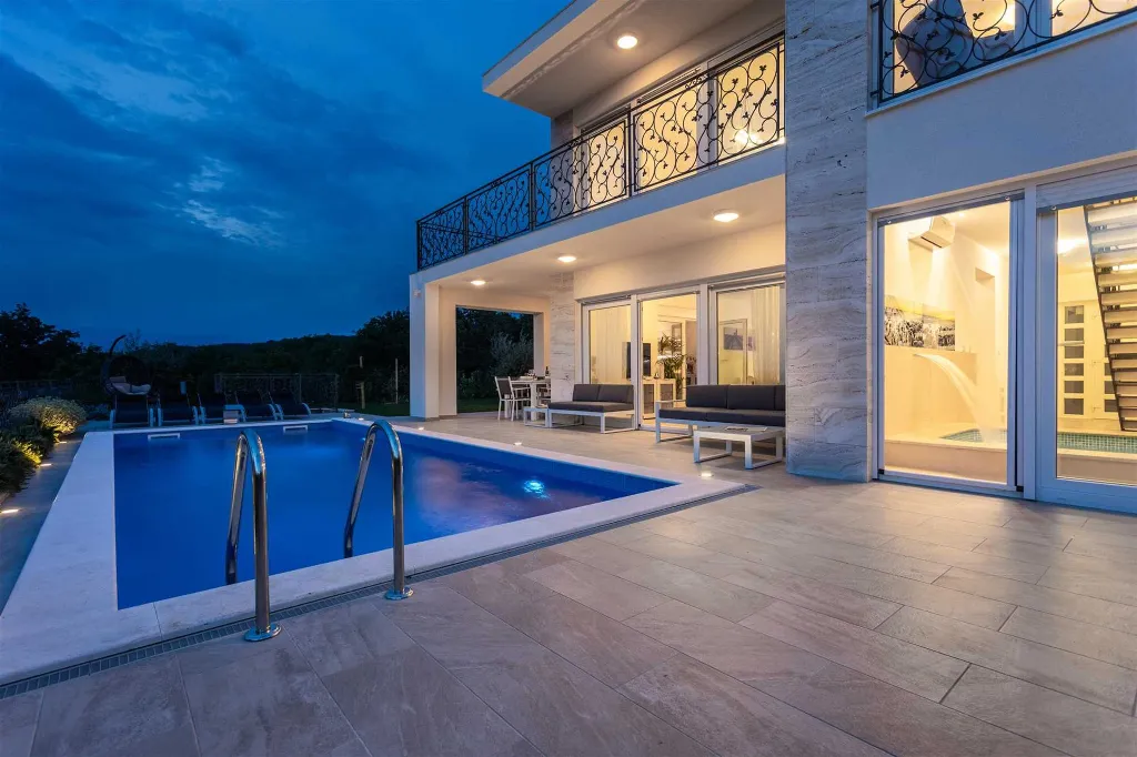 Heated Pool Villa for 8 Guests in Klimno