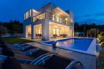 Heated Pool Villa for 8 Guests in Klimno