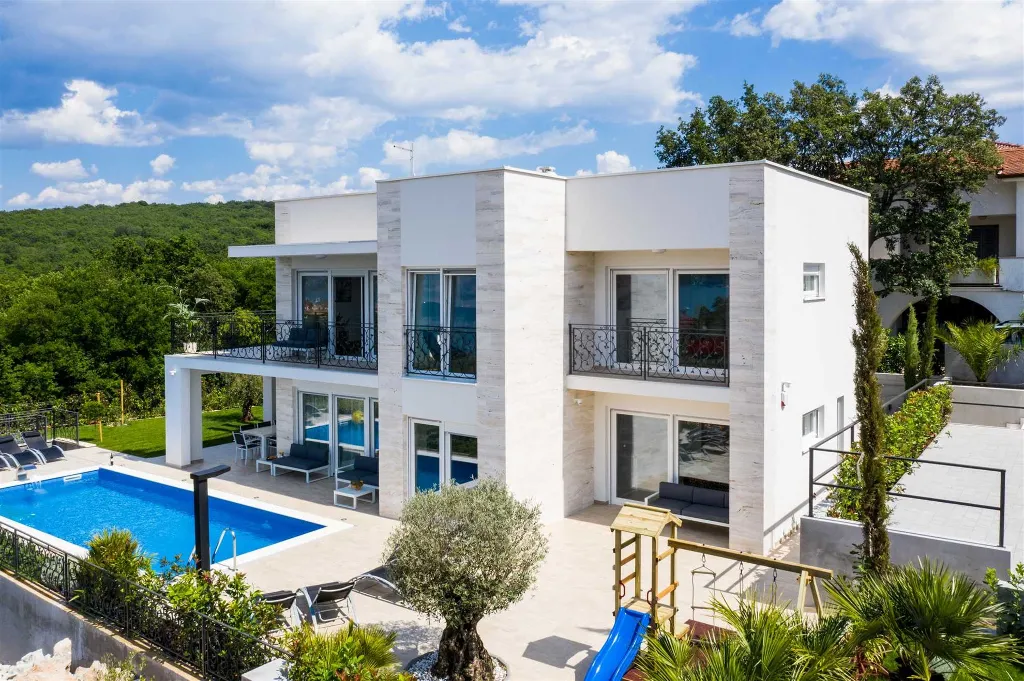 Heated Pool Villa for 8 Guests in Klimno