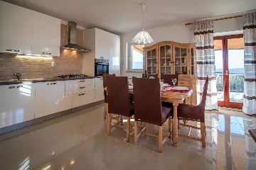 Sea-View Apartment for 7 in Sužan (Krk)