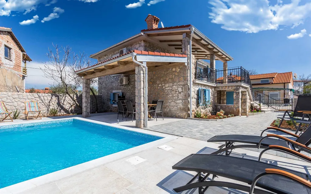 Hlapa Krk Apartment with Private Heated Pool