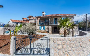 Hlapa Krk Apartment with Private Heated Pool