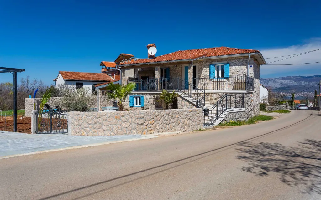 Hlapa Krk Apartment with Private Heated Pool