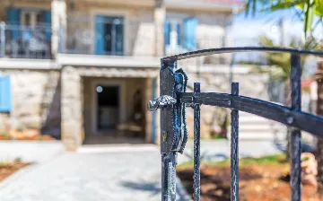 Hlapa Krk Apartment with Private Heated Pool