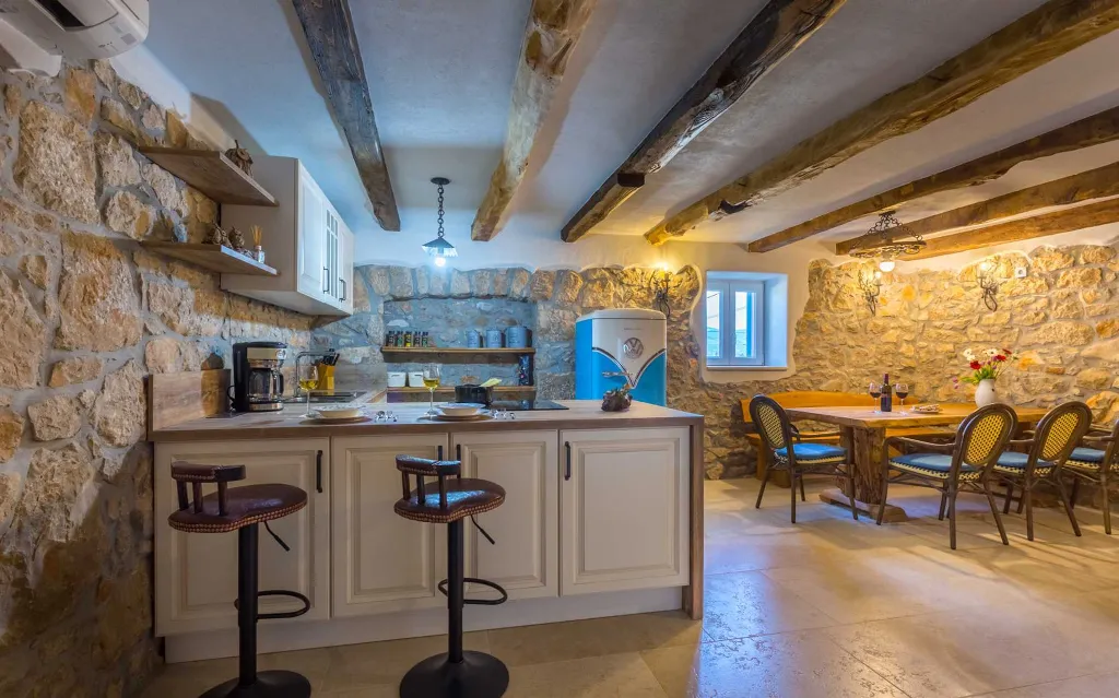 Hlapa Krk Apartment with Private Heated Pool