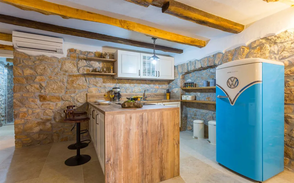 Hlapa Krk Apartment with Private Heated Pool