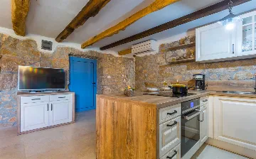 Hlapa Krk Apartment with Private Heated Pool