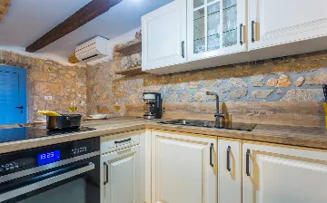 Hlapa Krk Apartment with Private Heated Pool