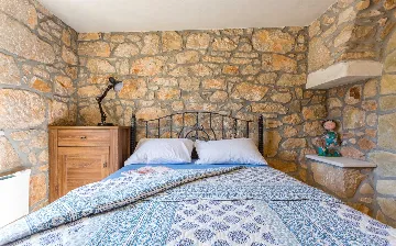 Hlapa Krk Apartment with Private Heated Pool