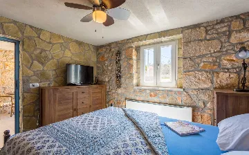 Hlapa Krk Apartment with Private Heated Pool