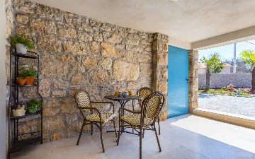 Hlapa Krk Apartment with Private Heated Pool