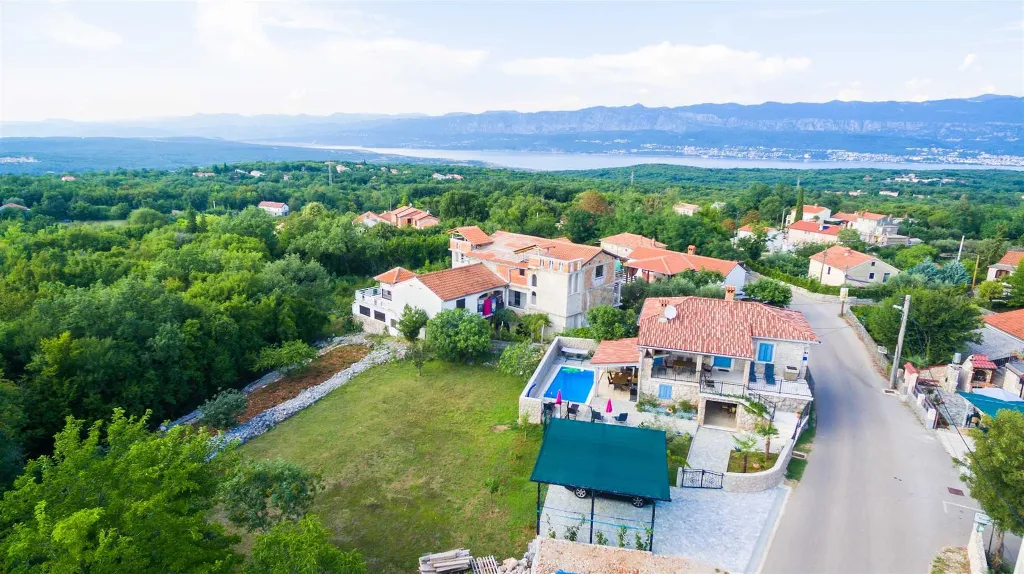 Hlapa Krk Apartment with Private Heated Pool