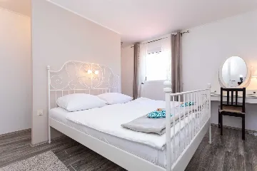 Seaside Apartment for 4 Guests in Vrbnik (Krk)