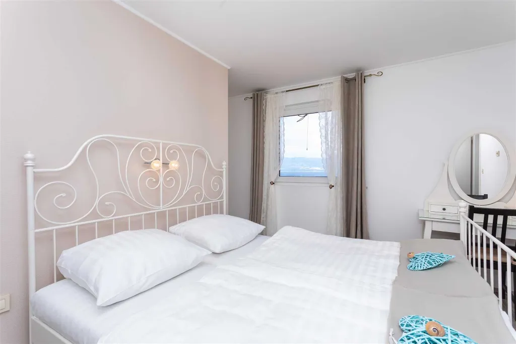 Seaside Apartment for 4 Guests in Vrbnik (Krk)