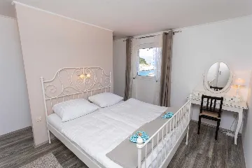 Seaside Apartment for 4 Guests in Vrbnik (Krk)