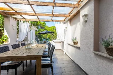 Seaside Apartment for 4 Guests in Vrbnik (Krk)