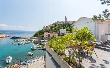 Seaside Apartment for 4 Guests in Vrbnik (Krk)