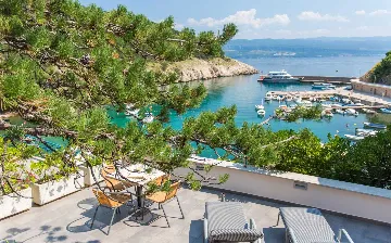 Seaside Apartment for 4 Guests in Vrbnik (Krk)