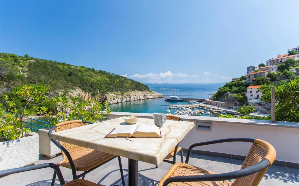 Seaside Apartment for 4 Guests in Vrbnik (Krk)