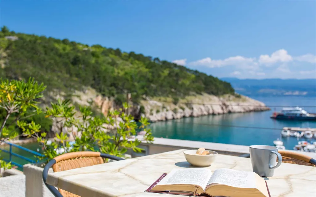 Seaside Apartment for 4 Guests in Vrbnik (Krk)