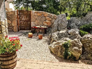 Hlapa (Krk) Apartment for Up to 5 Guests