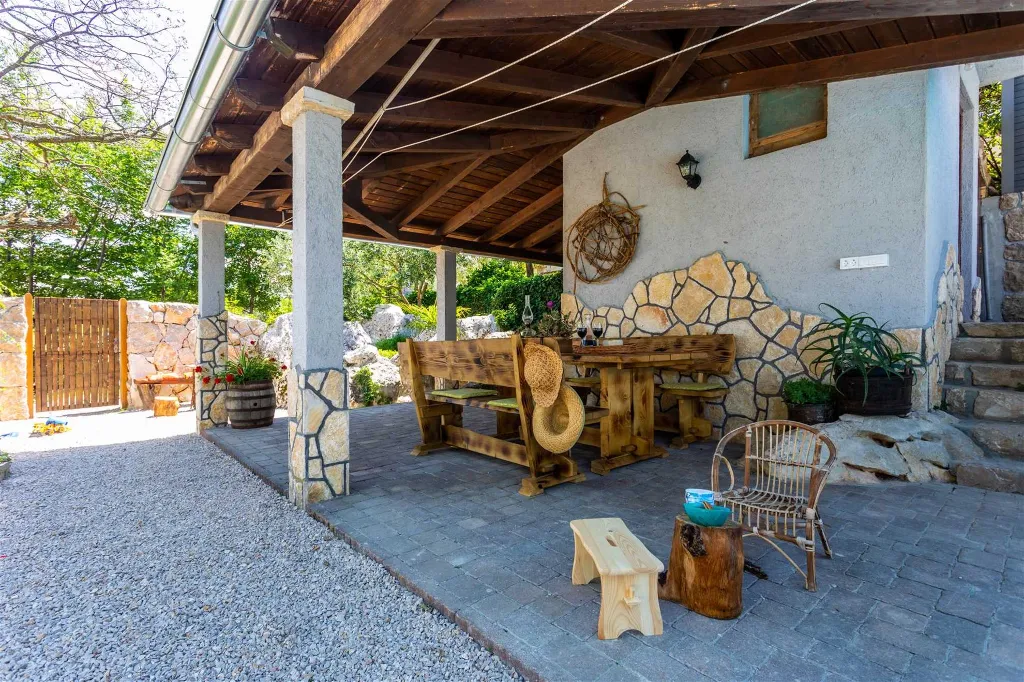 Hlapa (Krk) Apartment for Up to 5 Guests